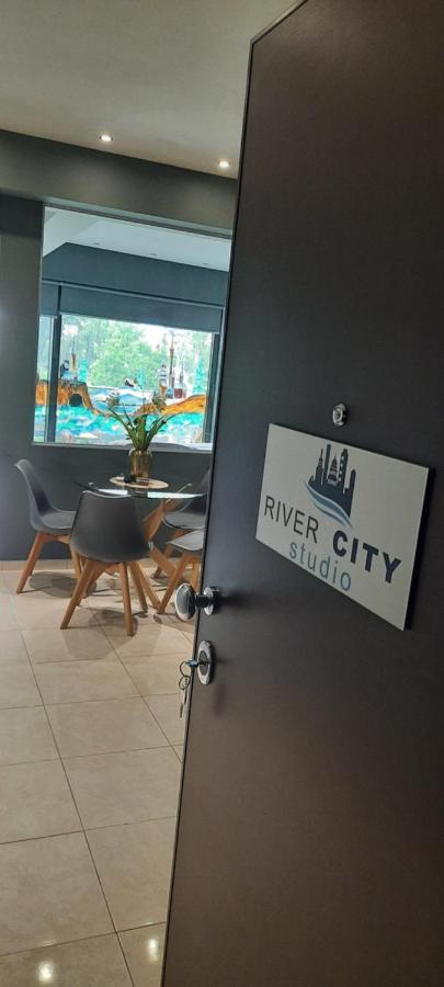 River City Studio Larissa Bagian luar foto